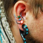 Конч, пирсинг ушной раковины (The Conch Piercing) три сразу, Растяжка в ухе